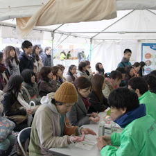 2013/4/21　アースデイ東京2013にて鍼灸体験ボランティアをおこないました